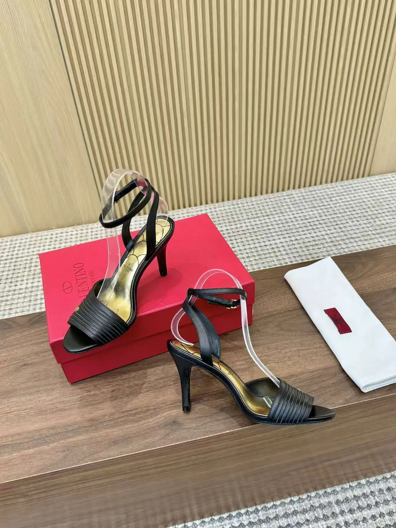 👟👟Ex-factory price 440👟👟 Genuine leather sole +40 Top version 𝑉𝐴𝐿𝐸𝑁𝑇𝐼𝑁𝑂 Valentino new spring and summer women's sandals worth buying ★Absolutely high-grade ❥Original method Absolute sensibility ❥Elegant style Create a different feeling Simple temperament style!  Code number: 35-41 (34-42 customized) Fabric: Imported sheepskin Lining: Lined sheepskin Heel height: 8 cm Leather outsole Rubber outsole